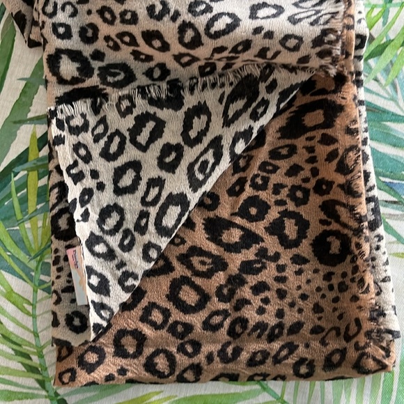 Bindya Leopard Scarf 100% Wool - Picture 3 of 4